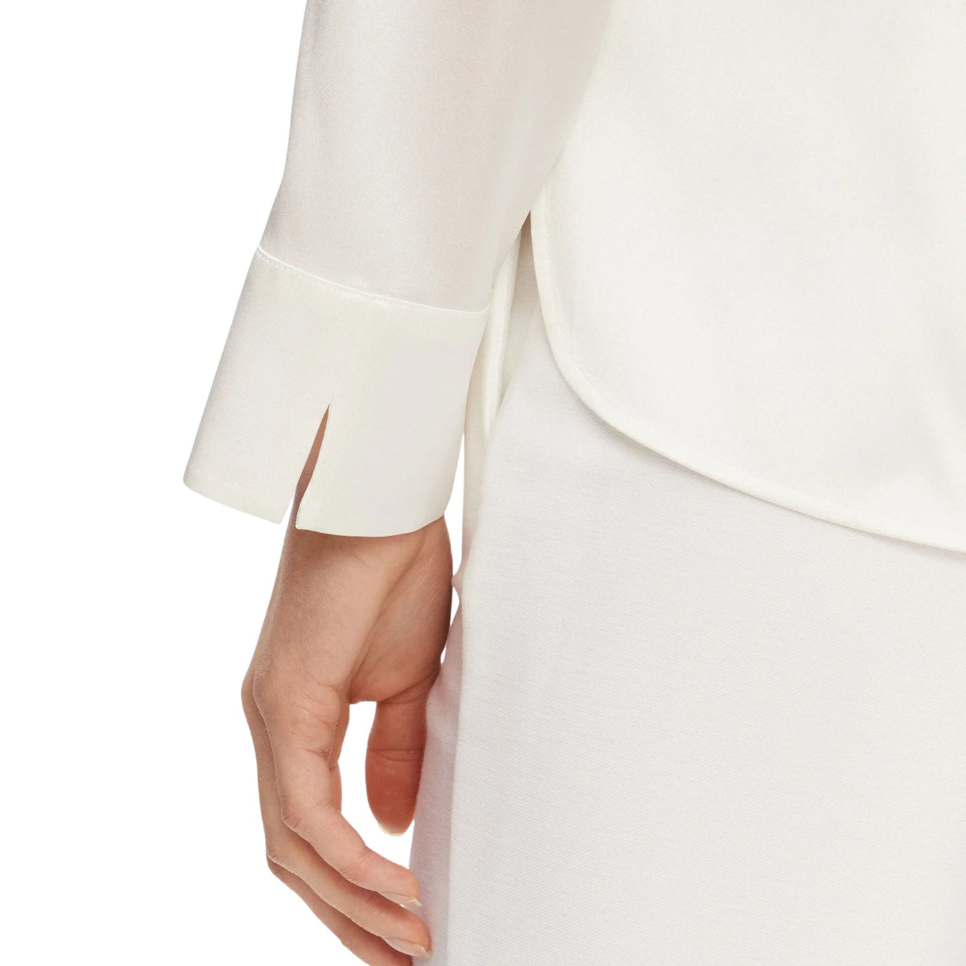 Acquista subito la Camicia Donna di seta a maniche lunghe, chiusura con bottoni centrali e dettaglio sui polsi, firmata MaxMara su Old England: vieni a scoprire la tutta la collezione sul nostro sito.