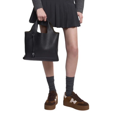 Borsa a mano Donna con charm H-Fob in metallo indossata a mano da modella