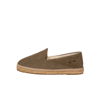 Acquista subito le Espadrillas Uomo, realizzate in canapa e suola in juta e ricamo laterale, firmate Manaebi, su Old England: vieni a scoprire tutta la collezione sul nostro sito 