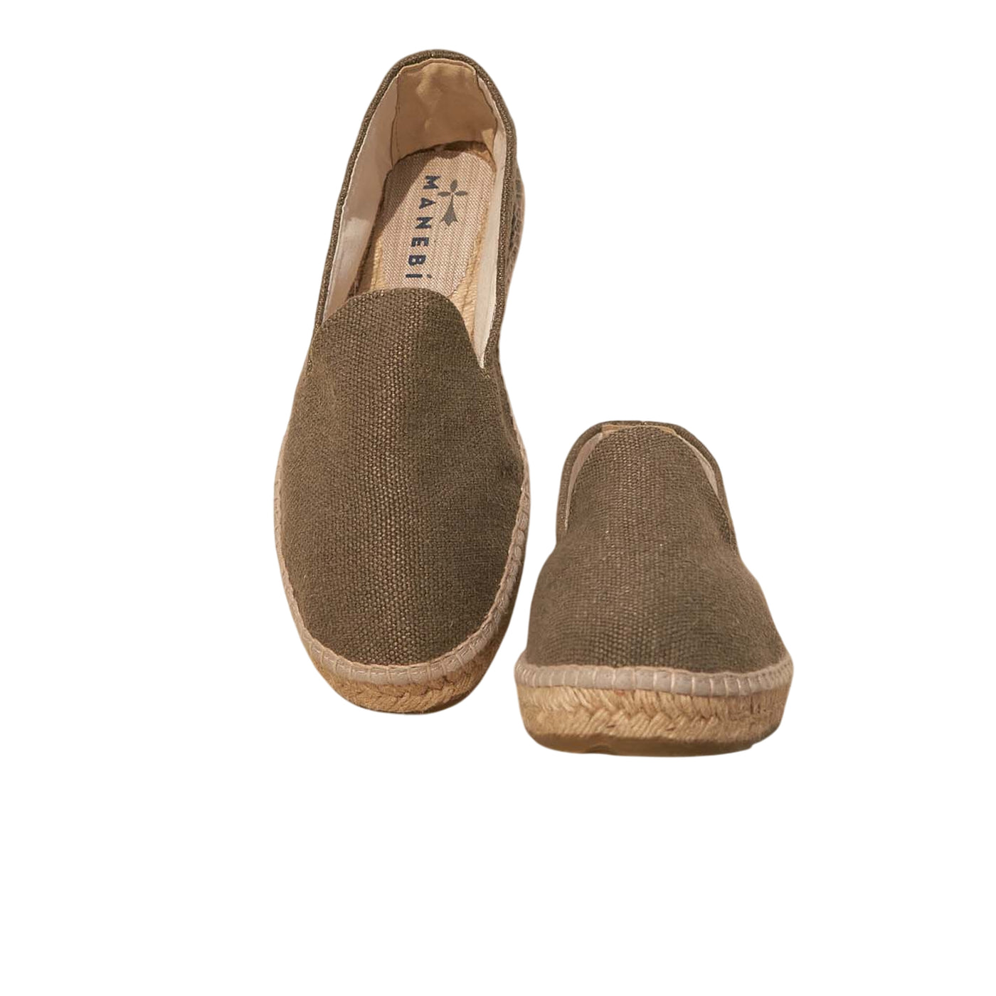 Acquista subito le Espadrillas Uomo, realizzate in canapa e suola in juta e ricamo laterale, firmate Manaebi, su Old England: vieni a scoprire tutta la collezione sul nostro sito 