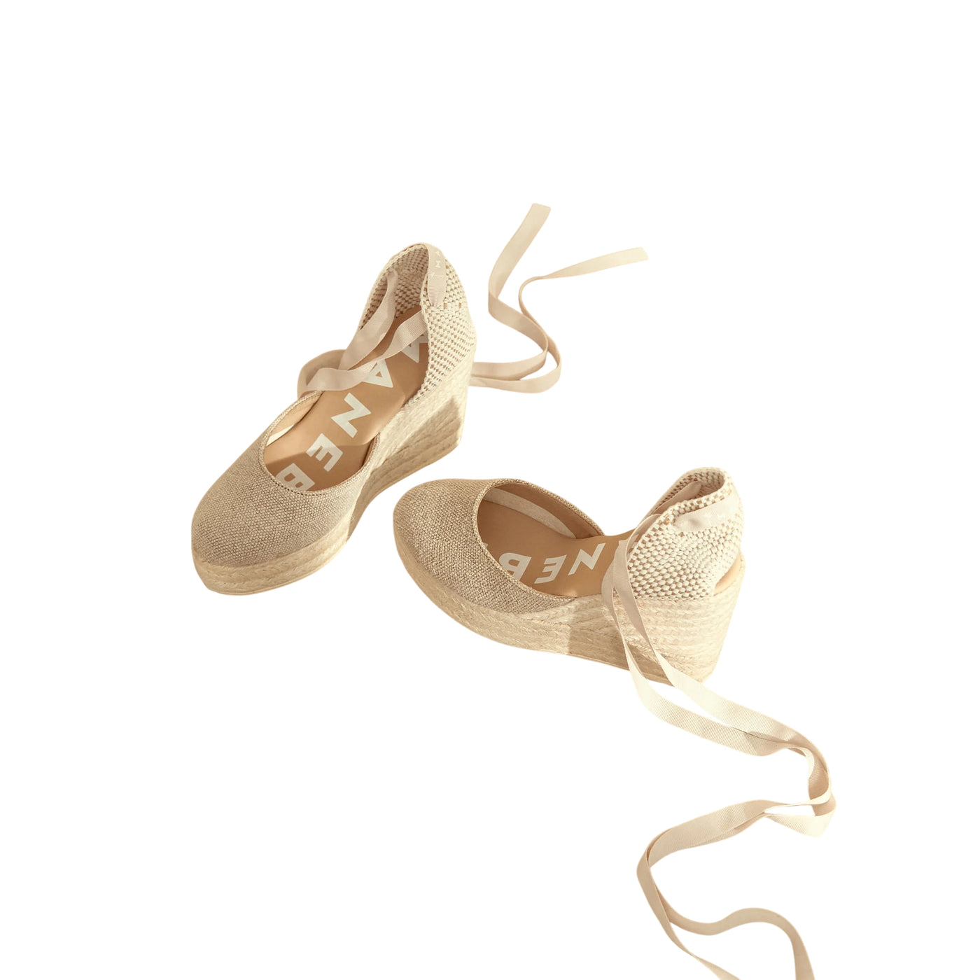 Acquista subito le Espadrillas Donna, realizzate in canapa biologica e suola in juta naturale e lacci ad incrocio, firmate Manebì su Old England: vieni a scoprire tutta la collezione sul nostro sito.