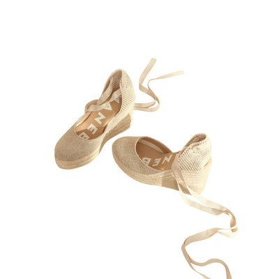 Acquista subito le Espadrillas Donna, realizzate in canapa biologica e suola in juta naturale e lacci ad incrocio, firmate Manebì su Old England: vieni a scoprire tutta la collezione sul nostro sito.