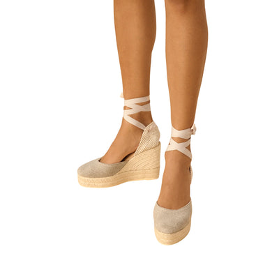 Acquista subito le Espadrillas Donna, realizzate in canapa biologica e suola in juta naturale e lacci ad incrocio, firmate Manebì su Old England: vieni a scoprire tutta la collezione sul nostro sito.