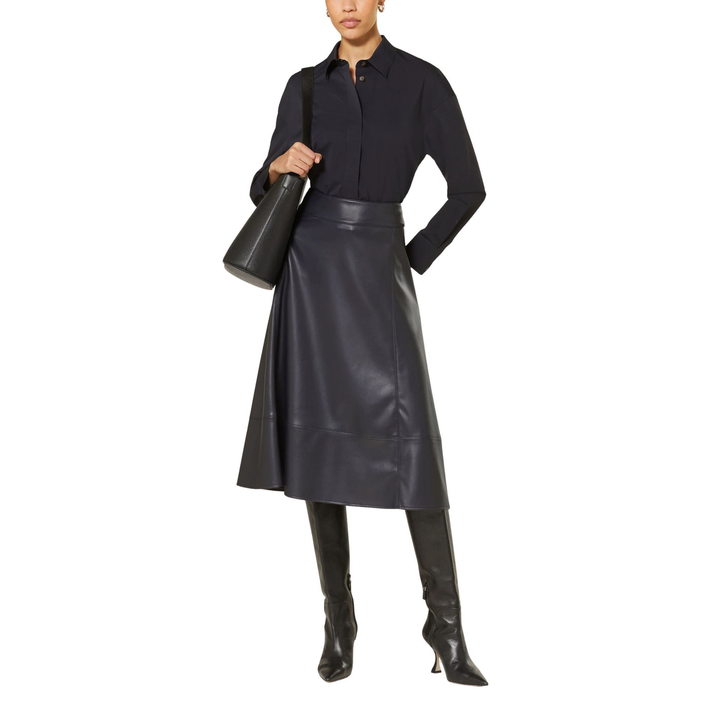 Acquista subito la Camicia Donna, in tessuto leggero e morbido con chiusura e bottoni nascosti e orlo arrotondato in stile incollato, firmata MaxMara su Old England: vieni a scoprire tutta la collezione sul nostro sito. 