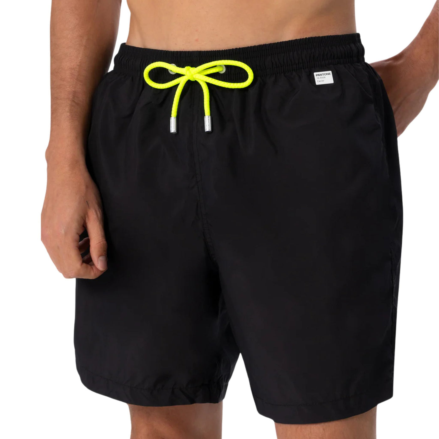 Costume mare Uomo Lighting Pantone Nero su modello frontale