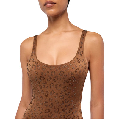 Costume intero Lora con decorazione leopardata con strass modella frontale ravvicinato