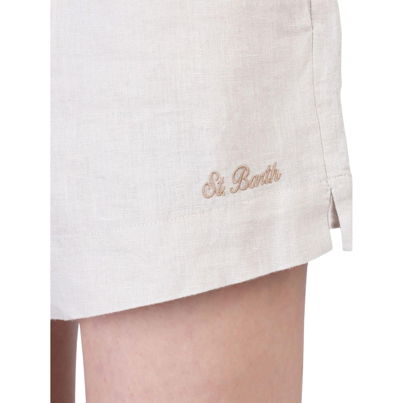 Acquista subito gli Shorts Donna, realizzati in fresco tessuto, con  elastico in vita, due tasche e spacchi laterali e logo a contrasto, firmati Saint Barth su Old England: vieni a scoprire tutta la collezione sul nostro sito. 