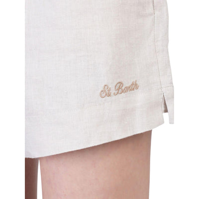 Acquista subito gli Shorts Donna, realizzati in fresco tessuto, con  elastico in vita, due tasche e spacchi laterali e logo a contrasto, firmati Saint Barth su Old England: vieni a scoprire tutta la collezione sul nostro sito. 
