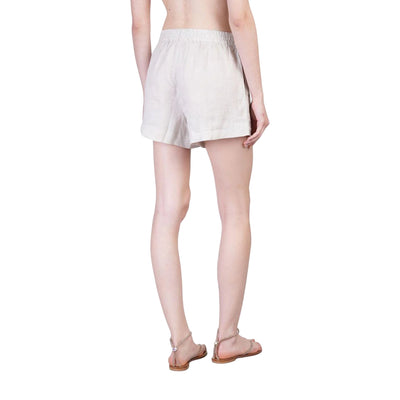 Acquista subito gli Shorts Donna, realizzati in fresco tessuto, con  elastico in vita, due tasche e spacchi laterali e logo a contrasto, firmati Saint Barth su Old England: vieni a scoprire tutta la collezione sul nostro sito. 