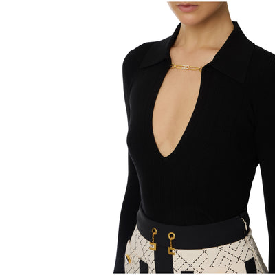 Maglia Donna a costine nera con gioiello modella 