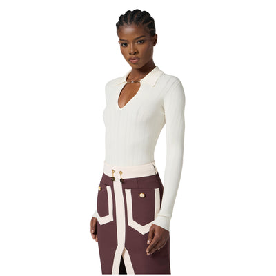 Maglia Donna a costine bianca con gioiello modella frontale