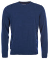 Immagine frontale della maglia in lana da uomo firmata Barbour in blu,con manica lunga, girocollo e logo tono su tono