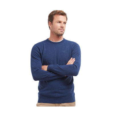 Immagine frontale della maglia in lana da uomo firmata Barbour in blu,con manica lunga, girocollo e logo tono su tono.