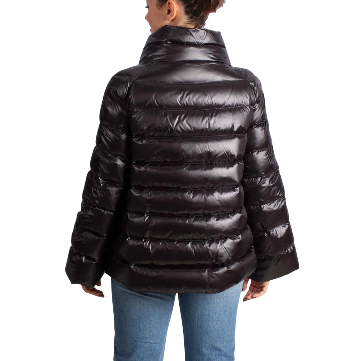 Piumino Donna svasato in nylon nero modella retro