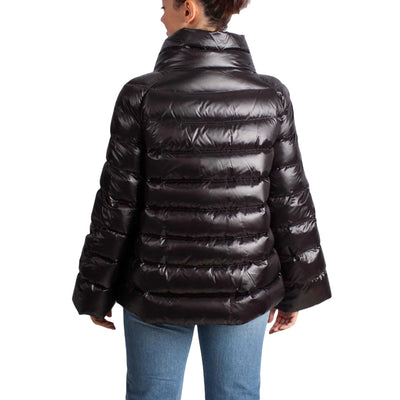Piumino Donna svasato in nylon nero modella retro