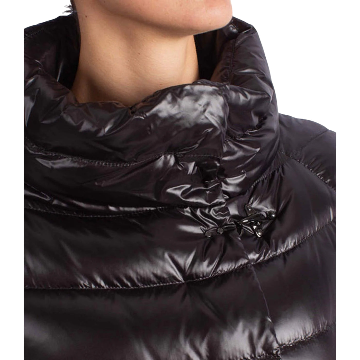 Piumino Donna svasato in nylon nero dettaglio