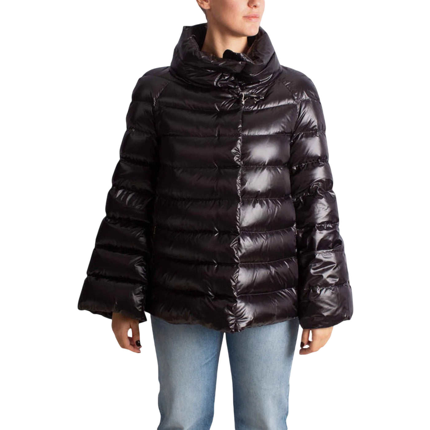 Piumino Donna svasato in nylon nero modella frontale