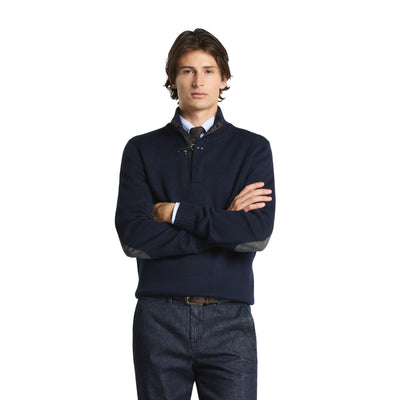 Maglia Uomo in lana vergine, con scollatura dotata di gancio e toppe sui gomiti