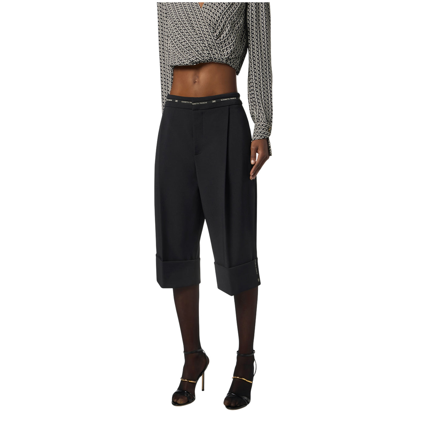 Bermuda Donna in crêpe leggero con nastro logo modella frontale