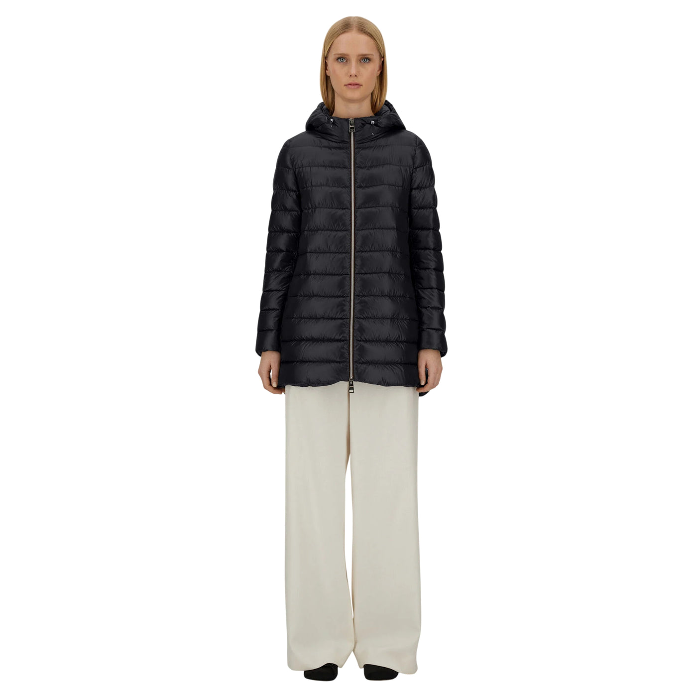 Piumino Donna lungo in nylon ultralight nero modella frontale
