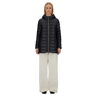 Piumino Donna lungo in nylon ultralight nero modella frontale