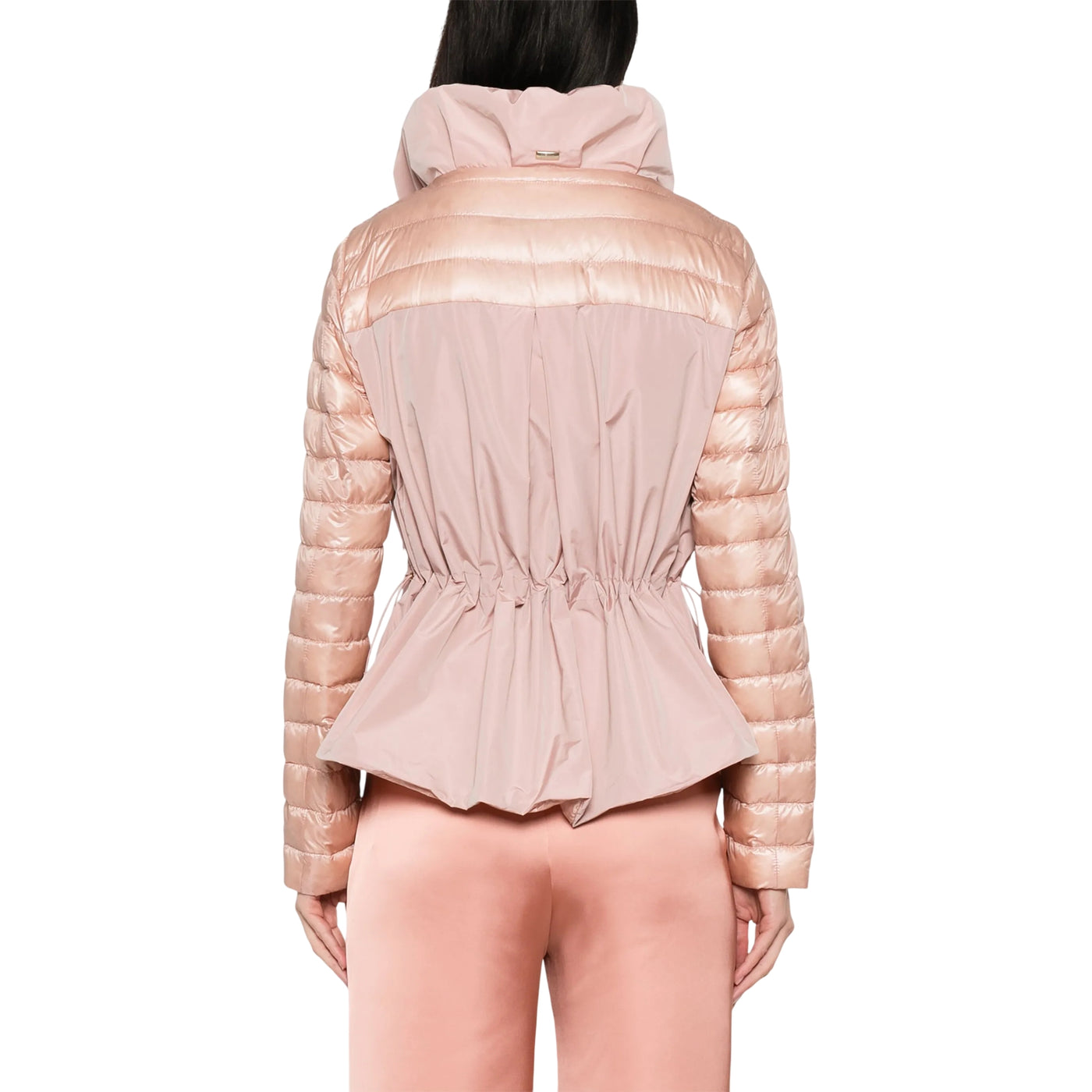 Acquista subito il Piumino donna, con frontale e pratica zip a doppio cursore, tasche a filetto con zip e imbottitura sul davanti, firmato Herno su Old England: vieni a scoprire tutta la collezione sul nostro sito. 