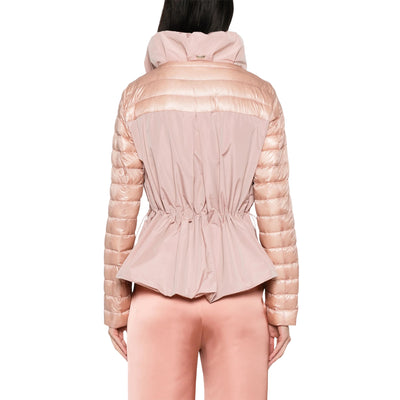 Acquista subito il Piumino donna, con frontale e pratica zip a doppio cursore, tasche a filetto con zip e imbottitura sul davanti, firmato Herno su Old England: vieni a scoprire tutta la collezione sul nostro sito. 