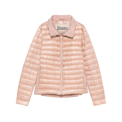 Acquista subito il Piumino donna, con frontale e pratica zip a doppio cursore, tasche a filetto con zip e imbottitura sul davanti, firmato Herno su Old England: vieni a scoprire tutta la collezione sul nostro sito. 