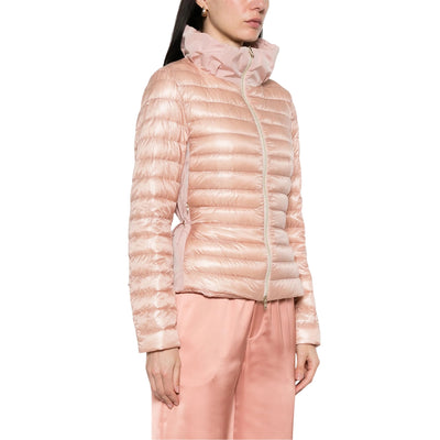 Acquista subito il Piumino donna, con frontale e pratica zip a doppio cursore, tasche a filetto con zip e imbottitura sul davanti, firmato Herno su Old England: vieni a scoprire tutta la collezione sul nostro sito. 