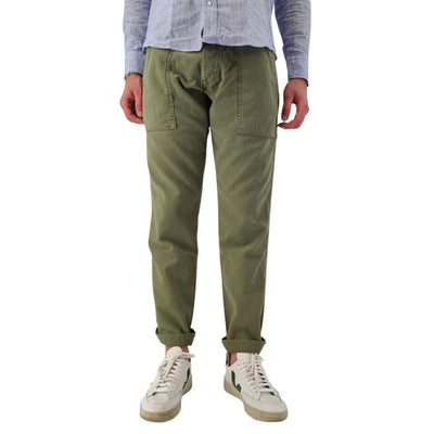 Immagine frontale modello con Pantalone con tasche grandi
