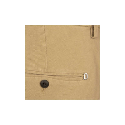 Dettaglio ravvicinato tasca sul retro a filetto con bottone