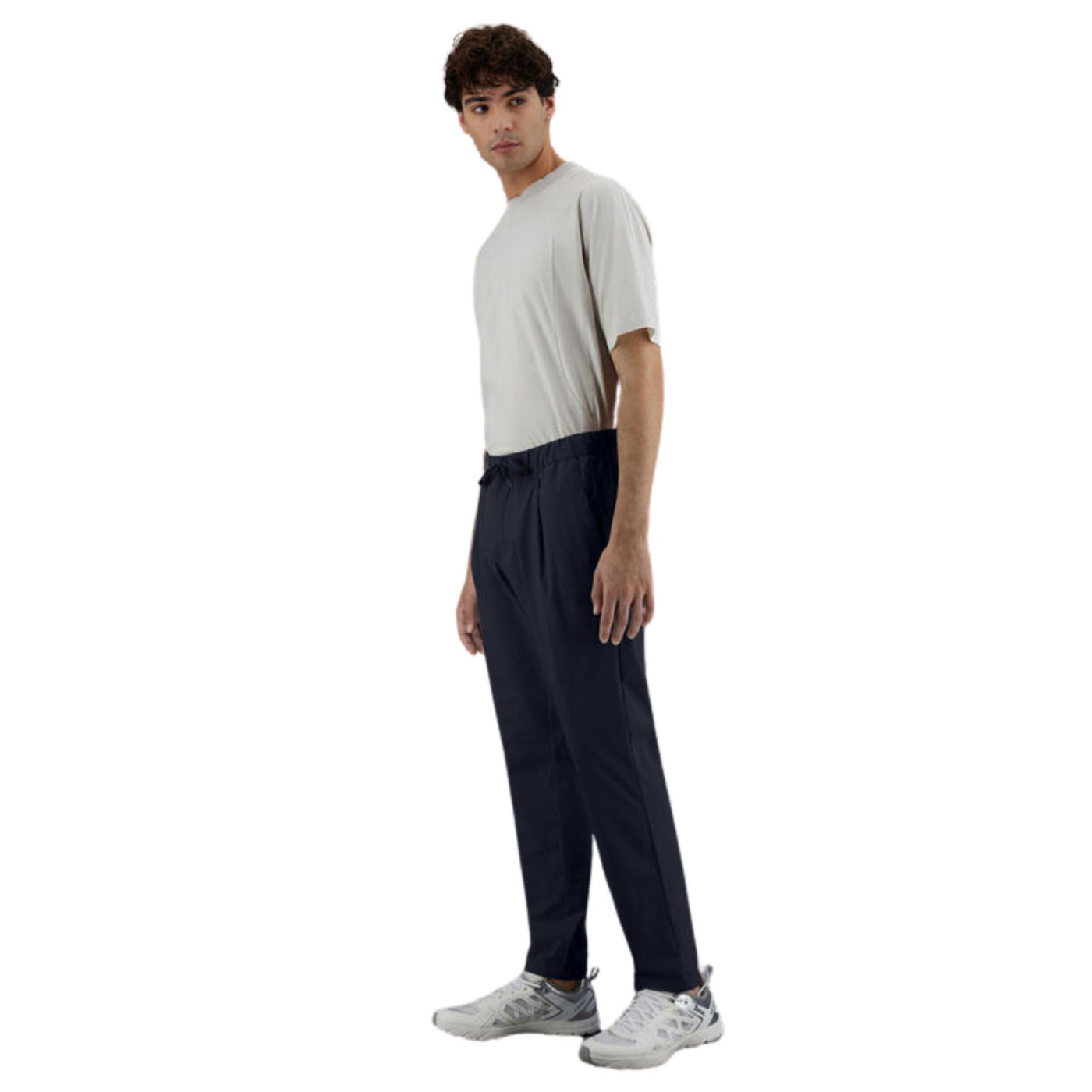 Modello con Pantalone con inserto elastico regolabile in vita