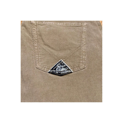 Immagine dettaglio logo sulla tasca posteriore