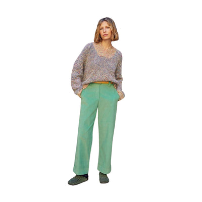 Pantalone da donna verde vista frontale su modella