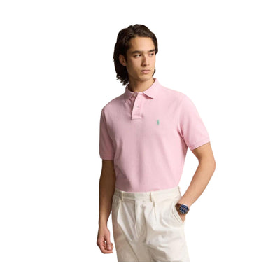 Modello con Polo con colletto a due bottone in piqué di cotone rosa