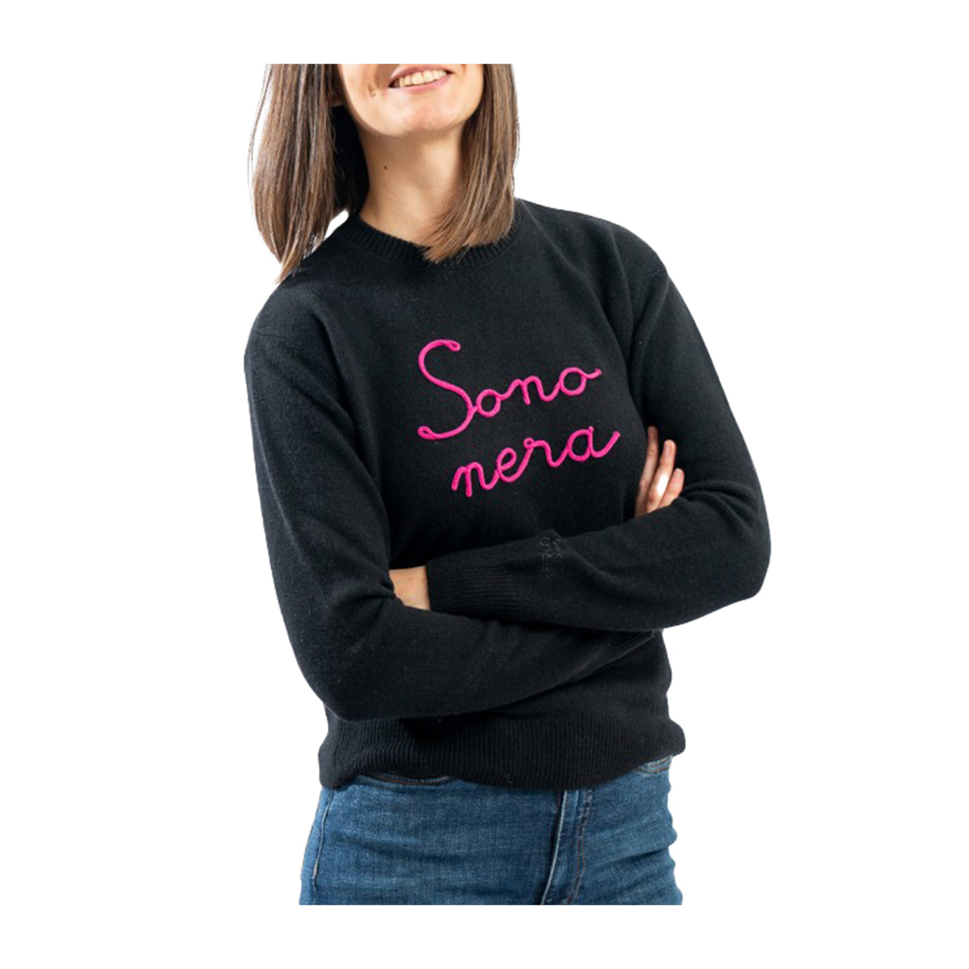 Maglione Donna Nero scritta fucsia ricamata in rilievo "Sono nera" modella frontale