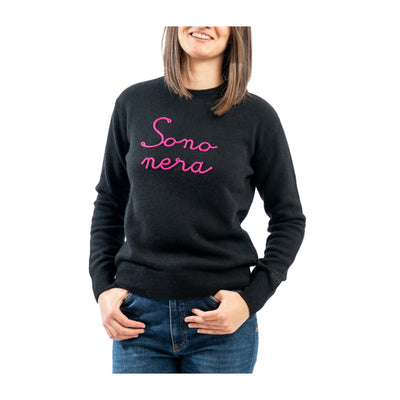 Maglione Donna Nero scritta fucsia ricamata in rilievo "Sono nera" modella frontale