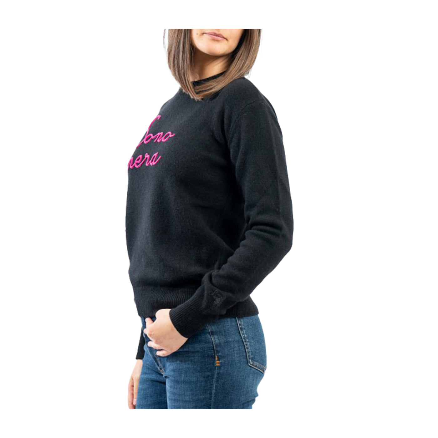 Maglione Donna Nero scritta fucsia ricamata in rilievo "Sono nera" modella laterale