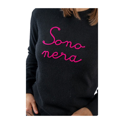 Maglione Donna Nero scritta fucsia ricamata in rilievo "Sono nera" dettaglio ravvicinato scritta