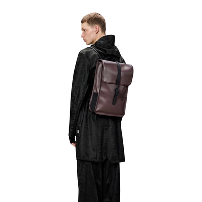 Zaino Puffed Mini Unisex chiusura moschettone Bordeaux su moodello