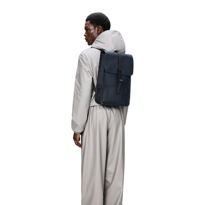 Zaino Puffed Mini Unisex chiusura moschettone Navy su modello