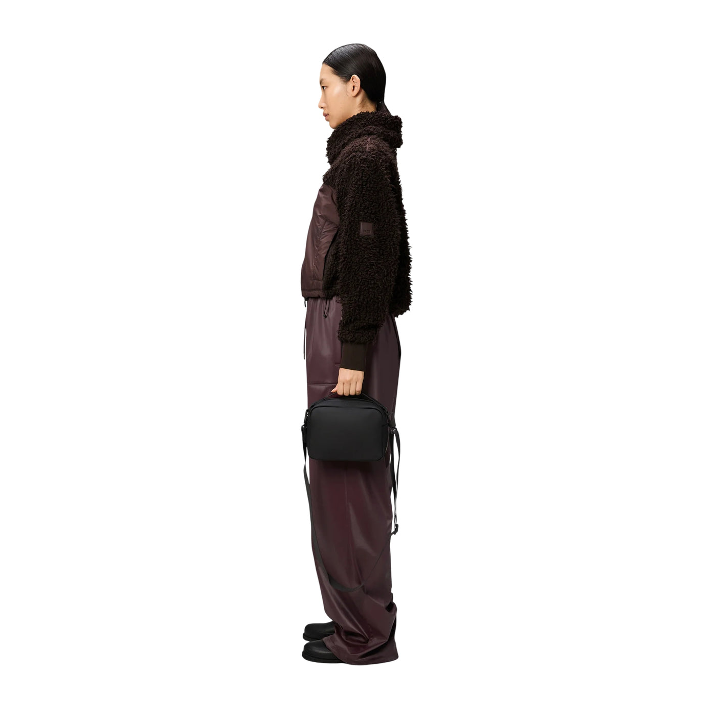 Borsa a tracolla Unisex Impermeabile Nero su modella