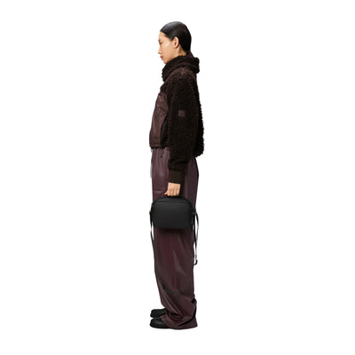 Borsa a tracolla Unisex Impermeabile Nero su modella