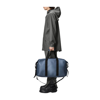 Modello con Borsone Hilo Weekend Bag Blu