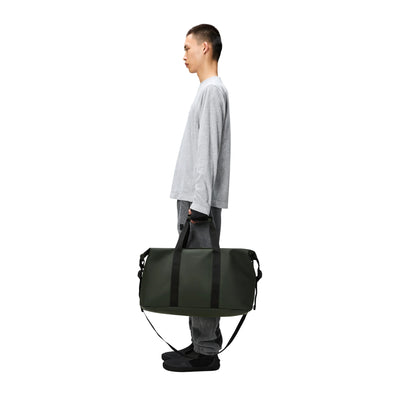 Borsone Unisex Hilo Weekend Bag Verde scuro su modello