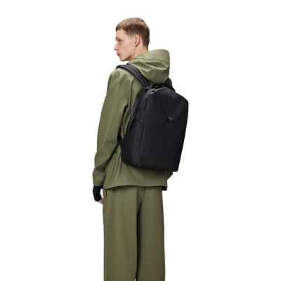Zaino Unisex Impermeabile Clip Front Nero su modello