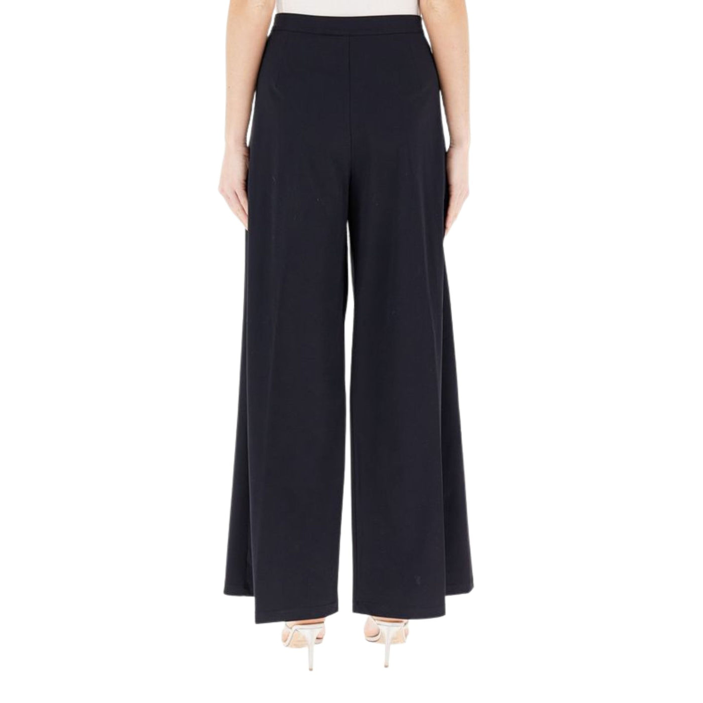 Acquista subito il Pantalone Donna, realizzato in tessuto tecnico stretch, chiusura con zip e bottone, tasche america e gamba ampia firmato MaxMara su Old England: vieni a scoprire tutta la collezione sul nostro sito