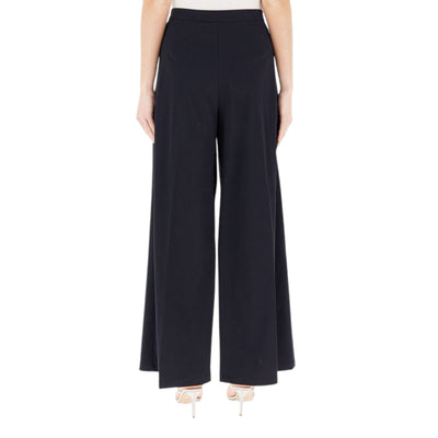 Acquista subito il Pantalone Donna, realizzato in tessuto tecnico stretch, chiusura con zip e bottone, tasche america e gamba ampia firmato MaxMara su Old England: vieni a scoprire tutta la collezione sul nostro sito