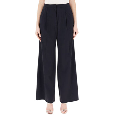 Acquista subito il Pantalone Donna, realizzato in tessuto tecnico stretch, chiusura con zip e bottone, tasche america e gamba ampia firmato MaxMara su Old England: vieni a scoprire tutta la collezione sul nostro sito