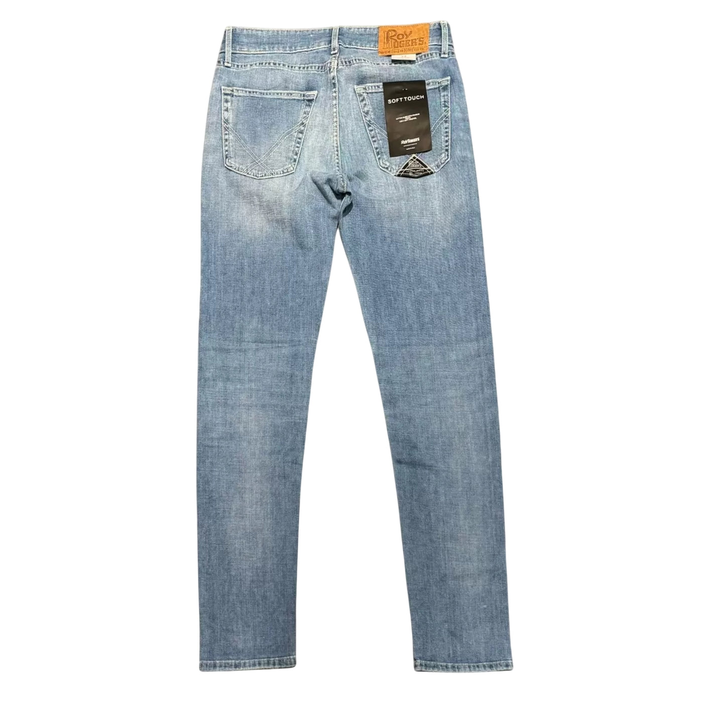 Acquista subito il Jeans uomo, in cotone elasticizzato, cinque tasche, chiusura con zip e bottone logato e logo sulla tasca posteriore, firmato Roy Roger's su Old England: vieni a scoprire tutta la collezione sul nostro sito. 